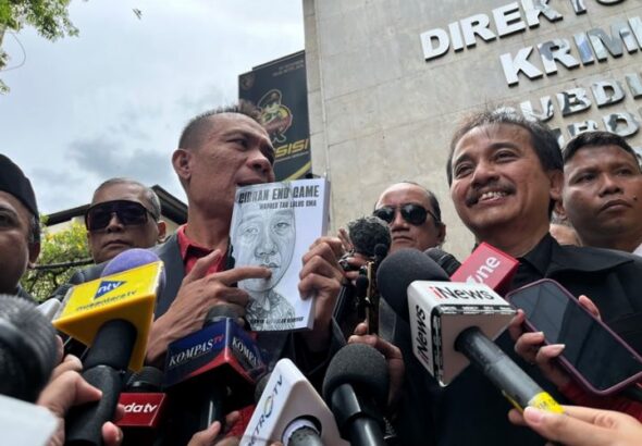 Roy Suryo bersama Rismon Sianipar dan dr Tifauziah tiba di Polda Metro Jaya pada pagi hari