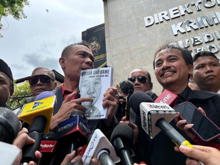 Roy Suryo bersama Rismon Sianipar dan dr Tifauziah tiba di Polda Metro Jaya pada pagi hari
